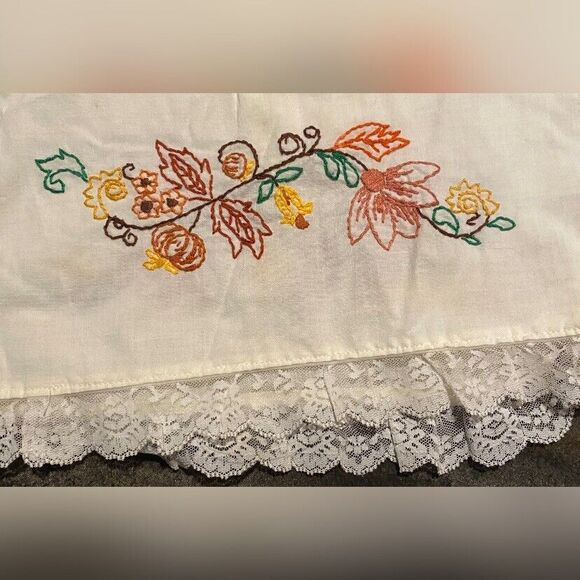 Vintage Table Runner Cream Linen Lace Embroidered Floral 36x15” - Picture 1 of 4